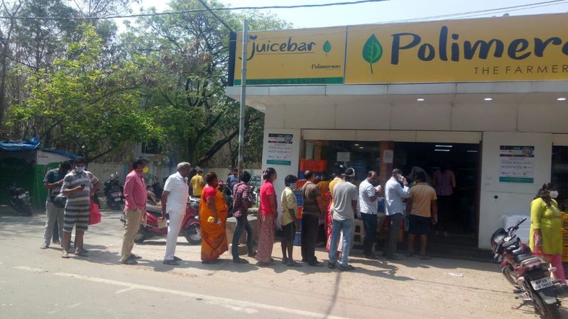 కరోనా భయం, షట్ డౌన్: మార్కెట్ల వద్ద రద్దీ (ఫొటోలు)