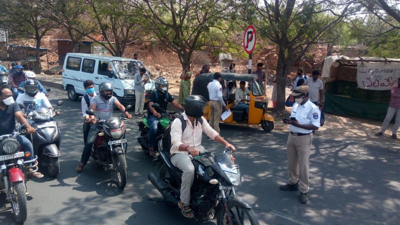 కరోనా భయం, షట్ డౌన్: మార్కెట్ల వద్ద రద్దీ (ఫొటోలు)
