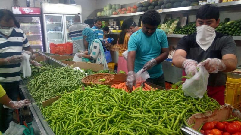 కరోనా భయం, షట్ డౌన్: మార్కెట్ల వద్ద రద్దీ (ఫొటోలు)