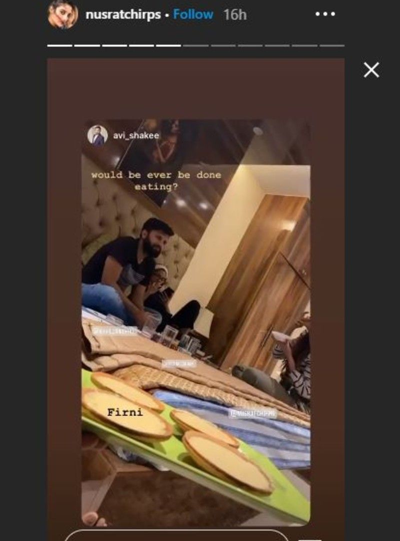 পিকনিকের মেনু এখানেই শেষ নয়। এলাহি আয়জনে মিষ্টি থাকবে না তা কি হয়। ফিরনি ছাড়া বিরিয়ানি যেন অসম্পূর্ণ। সেই ফিরনিও তৈরি করা হয়েছে নুসরতের বাড়িতে।