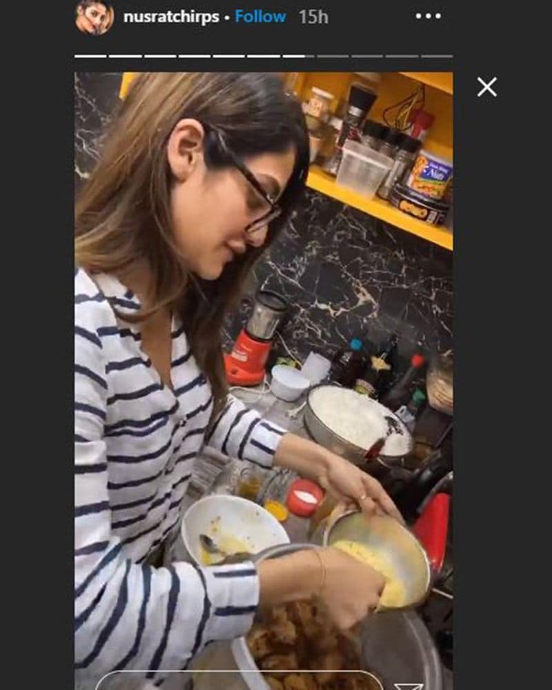 নুসরতের বোনের পাশাপাশি তিনিও হাত লাগিয়েছিলেন এই কাজে। ঘোলের দায়িত্ব নুজহত নিলেও আসল দায়িত্ব নিয়েছিলেন নুসরতই।