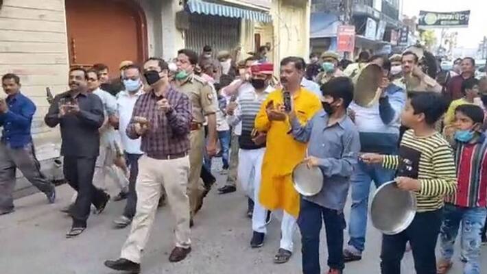 Uttar Pradesh pilibhti police trigger row after allegedly leading march in janata curfew Uttar Pradesh pilibhti police trigger row after allegedly leading march in janata curfew