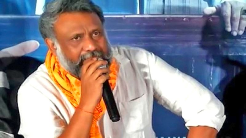 प्रोड्यूसर अनुभव सिन्हा भी इसी तरह की अपील कर चुके हैं। उन्होंने लिखा, "शाहीनबाग, आपकी हिम्मत की तारीफ है। पर अब वक्त आ गया है कि इसे कुछ वक्त के लिए रोक दिया जाए। आपकी बात बाआवाज-ए-बुलंद कह और सुन ली गई है। आपके साथ खड़े लोगों की तादाद गिन ली गई है। अब आपके हाथों नुकसान होने की गुंजाइश है। न होने दें। मुल्क पहले है। घर जाइए, लड़ाई फिर की जाएगी। ये बेहद असाधारण हालात हैं। इनसे लड़ के आगे निकलना है पहले।''
