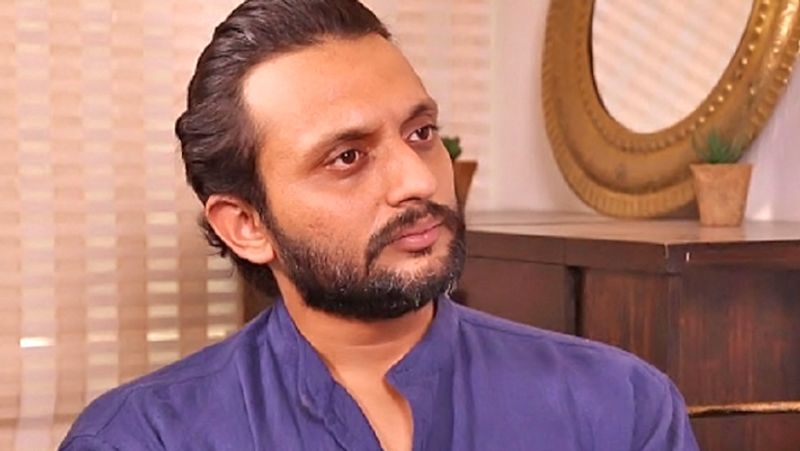 एक्टर जीशान अयूब ने लिखा, "शाहीनबाग के सभी दोस्तों से दरख्वास्त है कि कोरोनावायरस महामारी का खतरा टल जाने तक प्रदर्शन रोक दें। इस खतरे से पूरे देश को लड़ना है। आपकी हिम्मत को पूरी दुनिया देख चुकी है। अब एक और हिम्मत का काम कीजिए और प्रोटेस्ट अभी रोक दीजिए।"