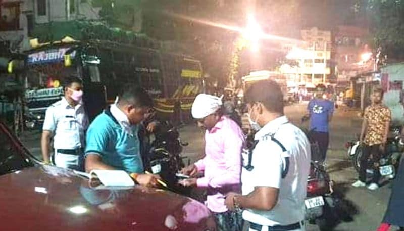 উত্তর-দক্ষিণ কলকাতায় রাস্তায় টহল দিচ্ছে পুলিশকর্মীরা। দুই-একটা গাড়ি ছাড়া পুরো রাস্তাই ফাঁকা। যদিও গাড়ি থামিয়ে বাইরে বেরোনোর কারণ জানতে চাইছেন পুলিশ কর্মীরা। 