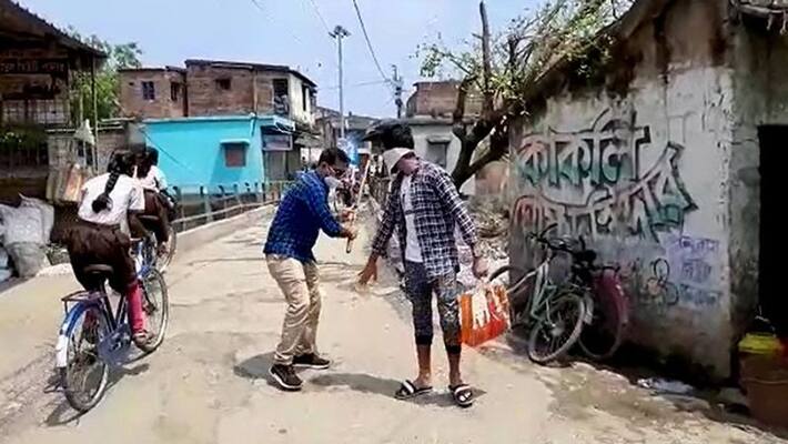 In day-2 lockdown, police disbursed the mob in kolkata In day-2 lockdown, police disbursed the mob in kolkata