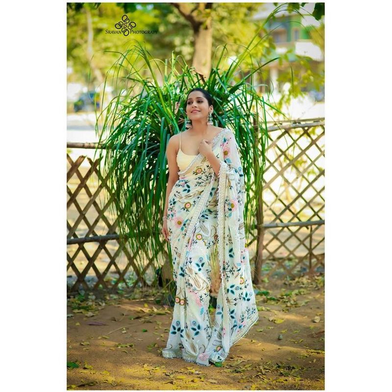 (Courtesy__Instagram) బుల్లితెరపై యాంకర్ గా తన సత్తా చాటుతోన్న రష్మి ప్రస్తుతం టీవీ షోలతో బిజీగా గడుపుతోంది.