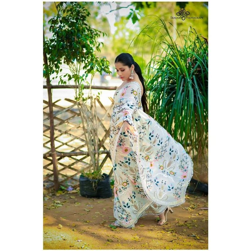 (Courtesy__Instagram) ఈ బ్యూటీ సోషల్ మీడియాలో చాలా యాక్టివ్ గా ఉంటూ అభిమానులతో టచ్ లో ఉంటుంది.