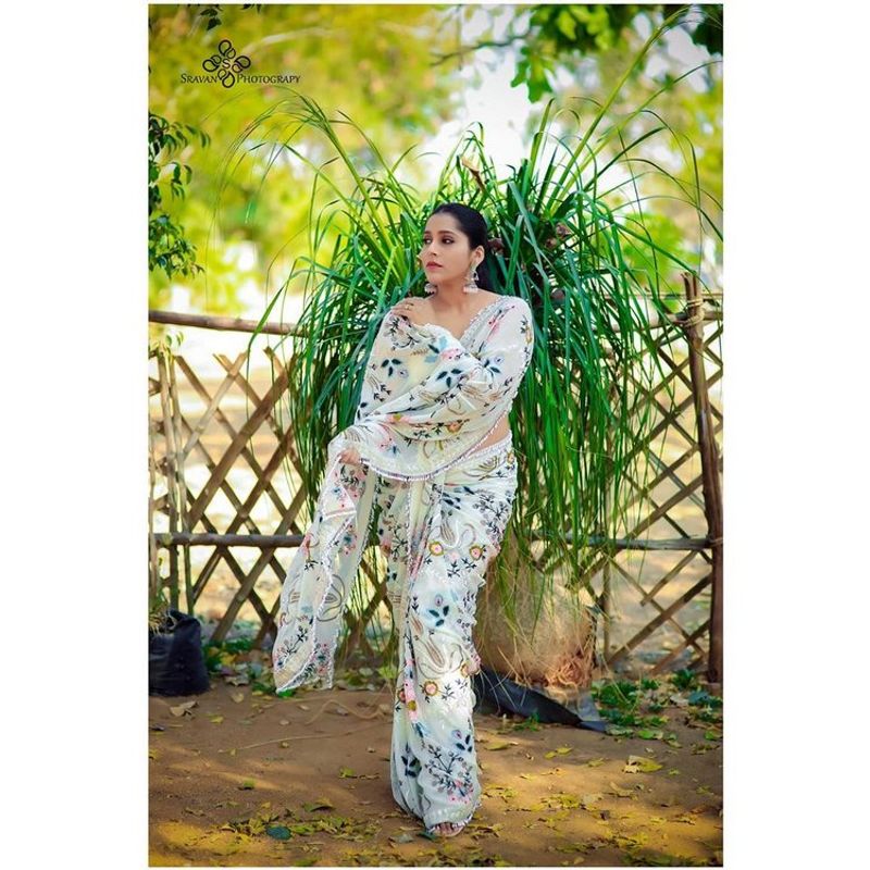 (Courtesy__Instagram) అప్పుడప్పుడు హాట్ హాట్ ఫోటోషూట్ లలో పాల్గొంటూ వాటిని సోషల్ మీడియాలో షేర్ చేస్తుంటుంది.