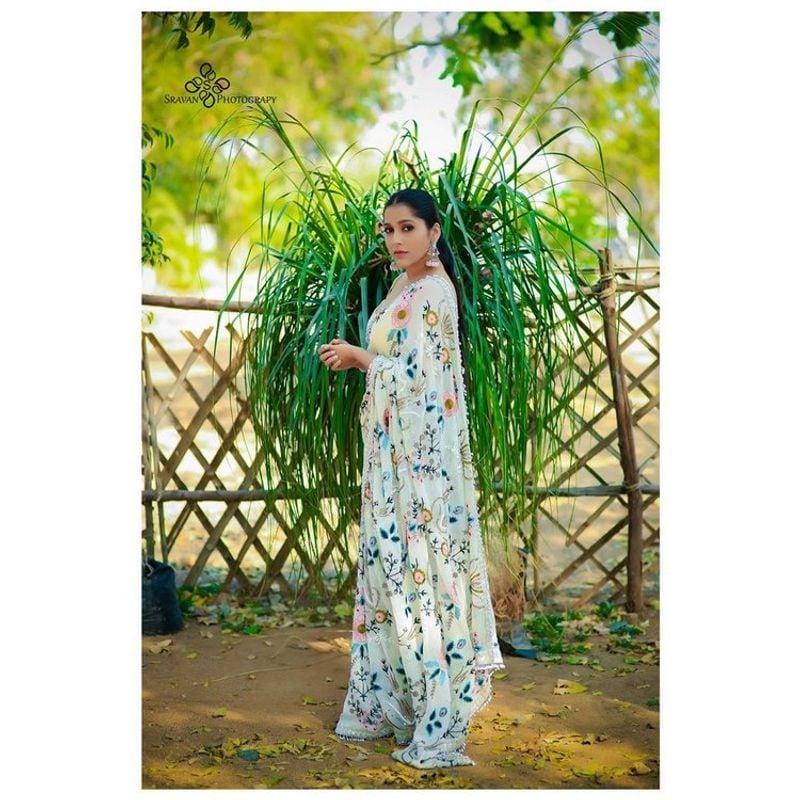 (Courtesy__Instagram) తాజాగా ఆమె పోస్ట్ చేసిన కొన్ని హాట్ ఫోటోలు సోషల్ మీడియాలో బాగా వైరల్ అవుతున్నాయి.
