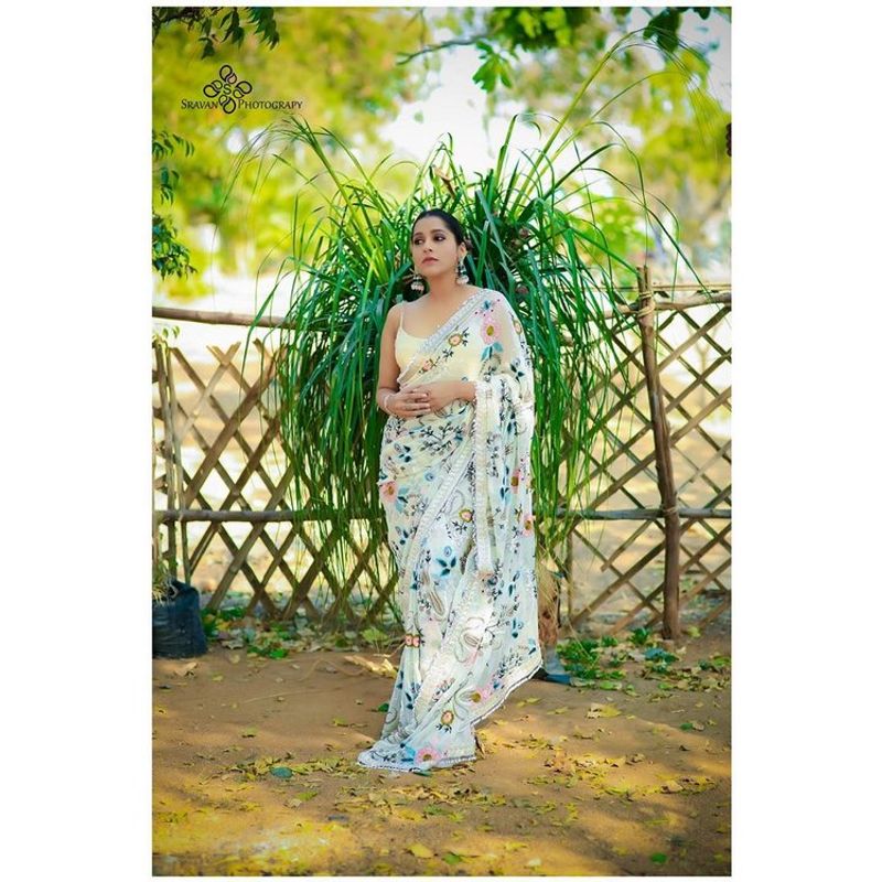 (Courtesy__Instagram) చీరలో అందాల షో చేస్తూ ఆమె ఇచ్చిన పోజులకు కుర్రాళ్లు ఫిదా అవుతున్నారు.