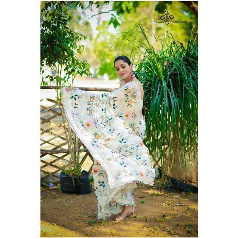 (Courtesy__Instagram) చీరలో సైతం మెరుపులు మెరిపించడం రష్మికే సాధ్యమంటూ కామెంట్స్ చేస్తున్నారు.