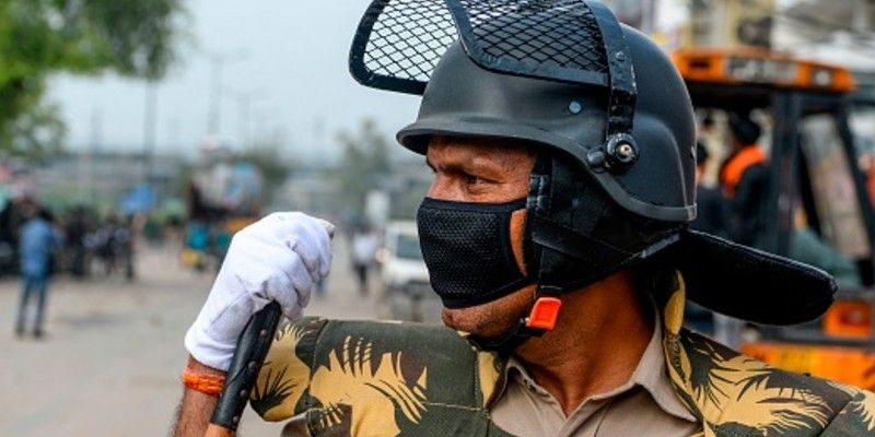 পথে যাতে কোনও পথচারীর দেখা না পাওয়া যায়। এখন সেই দিকেই নজর প্রশাসনের। সামাজিক দূরত্ব নিশ্চিত করতে কড়া নজর প্রশাসনের।