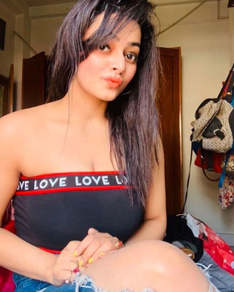 সম্প্রতি একটি স্পোর্টস ব্রা পরে ছবি পোস্ট করেছেন শর্মিষ্ঠা। যেখানে ক্যাপশনে লিখেছেন তিনি হোম আইসোলেশনে বেশ বোর হচ্ছেন।