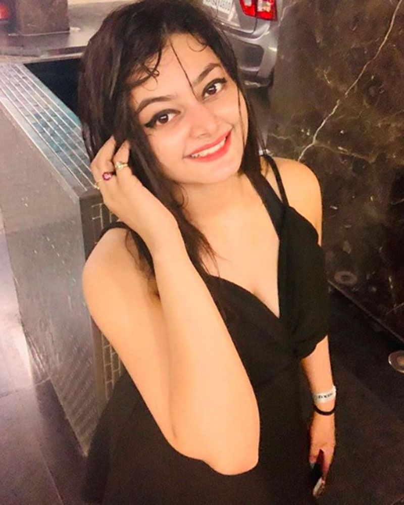 অন্তর্বাস পরে হোক কিংবা শাড়ি, সবেতেই সাবলিল শর্মিষ্ঠা। রিভিলিং পোশাকে তিনি যথেষ্ট স্বাচ্ছন্দবোধ করেন। যদিও ক্যারি করারও একটা বিষয় রয়েছে।
