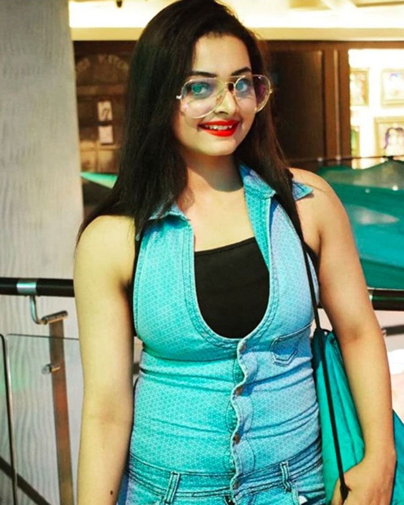 আপাতত জিমে যেতে পারছেন না বলেই হয়তো শর্মিষ্ঠার বোরজম আরও বেড়ে চলেছে।