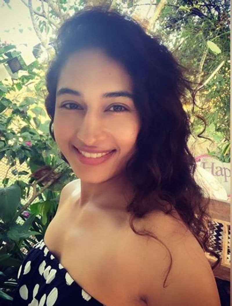 Actress Pooja Hot Clicks