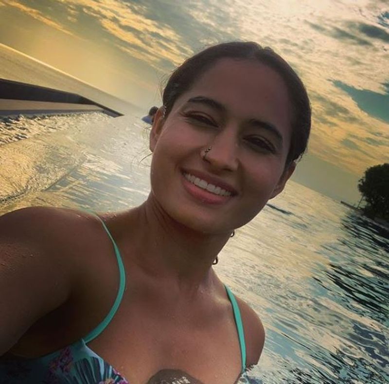 Actress Pooja Hot Clicks