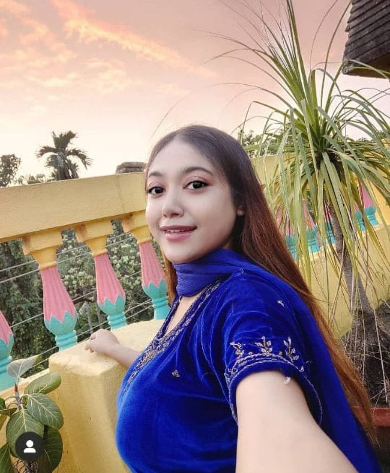 আর পাঁচজন সোশ্যাল মিডিয়া পাগল বাঙালি মেয়ের মতোই সালোয়ার কামিজ বা শাড়ি পরে বিভিন্ন জায়গার ঘোরার ছবি বা সেলফি পোস্ট করতেন। জনপ্রিয়তাও কিছু ছিল না।