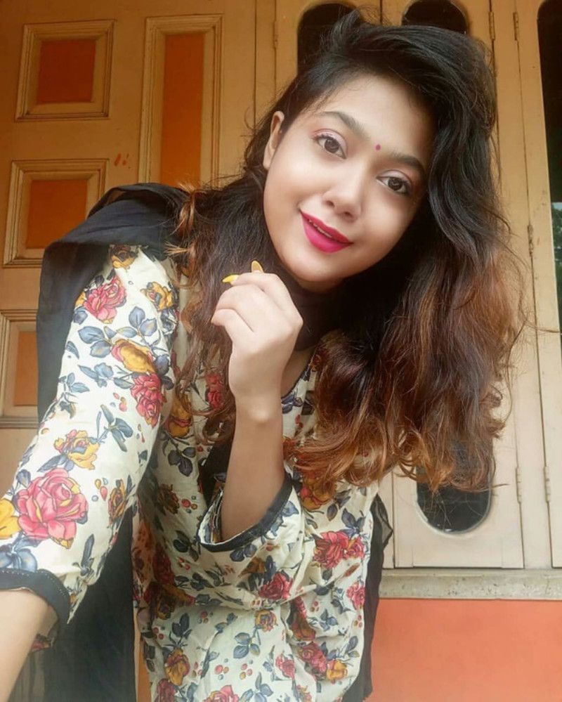 লাভলি ঘোষ ইনস্টাগ্রামে যোগ দিয়েছিলেন ২০১৮ সালের শেষের দিকে। তখনও ইনস্টাগ্রাম মডেলিং নিয়ে কোনও ভাবনা ছিল না তাঁর।