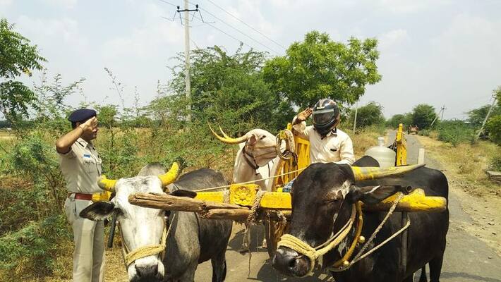karnataka farmer setting an example for educates about corona awareness and police salutes him karnataka farmer setting an example for educates about corona awareness and police salutes him