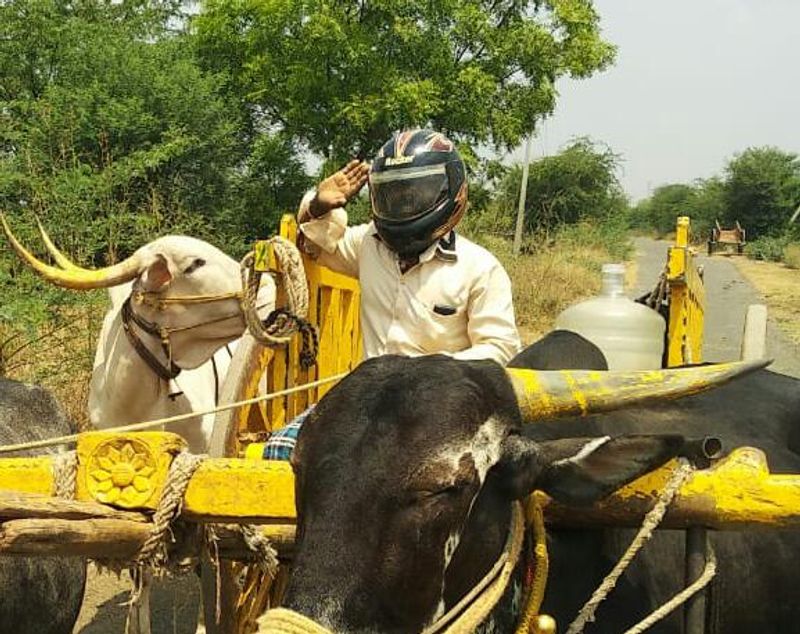 karnataka farmer setting an example for educates about corona awareness and police salutes him