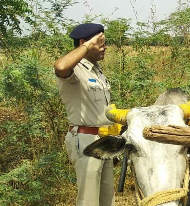 karnataka farmer setting an example for educates about corona awareness and police salutes him