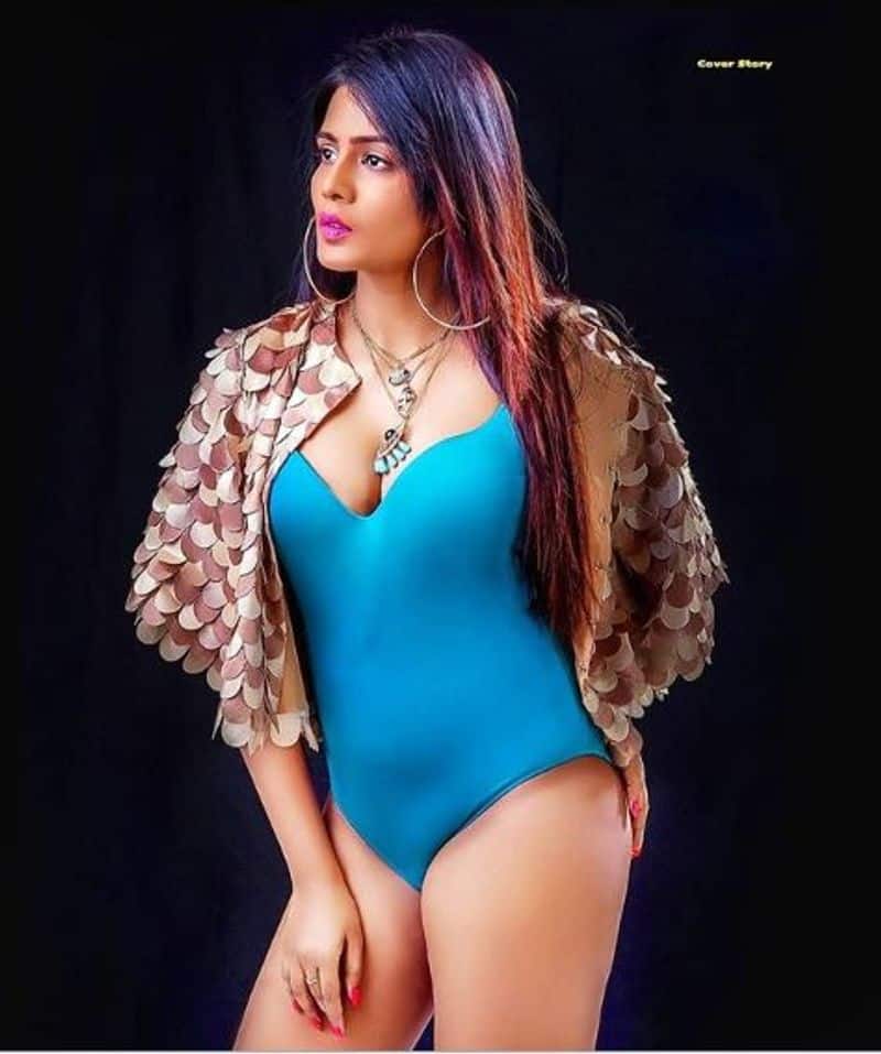 Netizens Slams Meera Mithun for Posting Hot Navel showing Photo