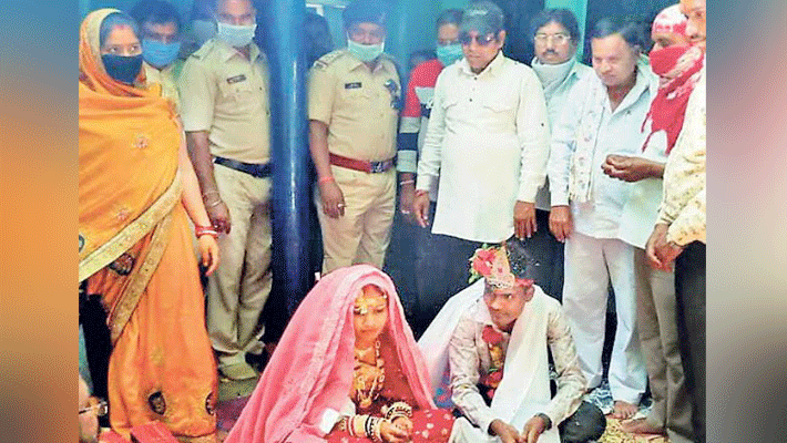 coronavirus lockdown in india bride and groom married wearing mask kpr coronavirus lockdown in india bride and groom married wearing mask kpr