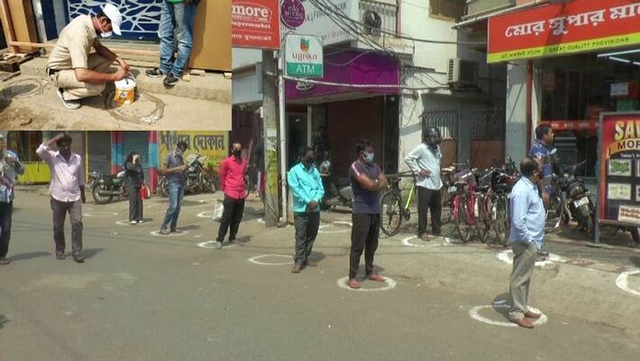 Police has taken some steps to maintain social distance in Kolkata market Police has taken some steps to maintain social distance in Kolkata market
