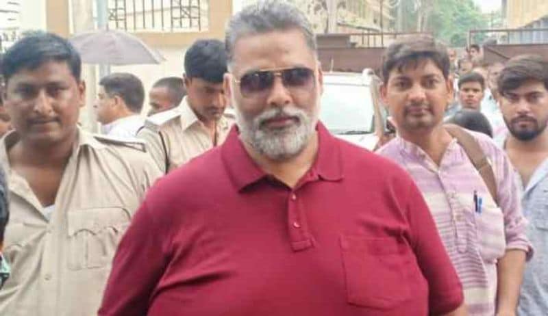 बताते चलें कि पप्पू यादव ने 1990 में सिंहेश्वरस्थान, मधेपुरा से विधानसभा का चुनाव लड़े और चुन लिए गए। 1991 में पूर्णिया से 10वीं लोकसभा के लिए चुनाव लड़े और जीते। इसके बाद पप्पू ने साल 1996, 1999 और 2004 में लोकसभा चुनाव जीते। मई 2015 में आरजेडी से पप्पू यादव को निकाल दिया, क्योंकि उनपर पार्टी विरोधी गतिविधियों में शामिल होने का आरोप लगा।(फाइल फोटो)