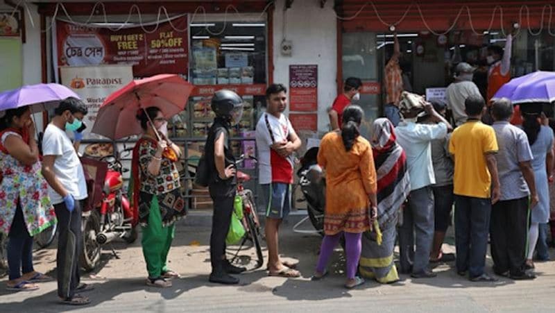 कर्फ्यू को 10 दिन के लिए बढ़ाया गया और सभी तरह की दुकानें बंद कराई गई। जरूरी चीजों की होम डिलिवरी शुरू हुई।