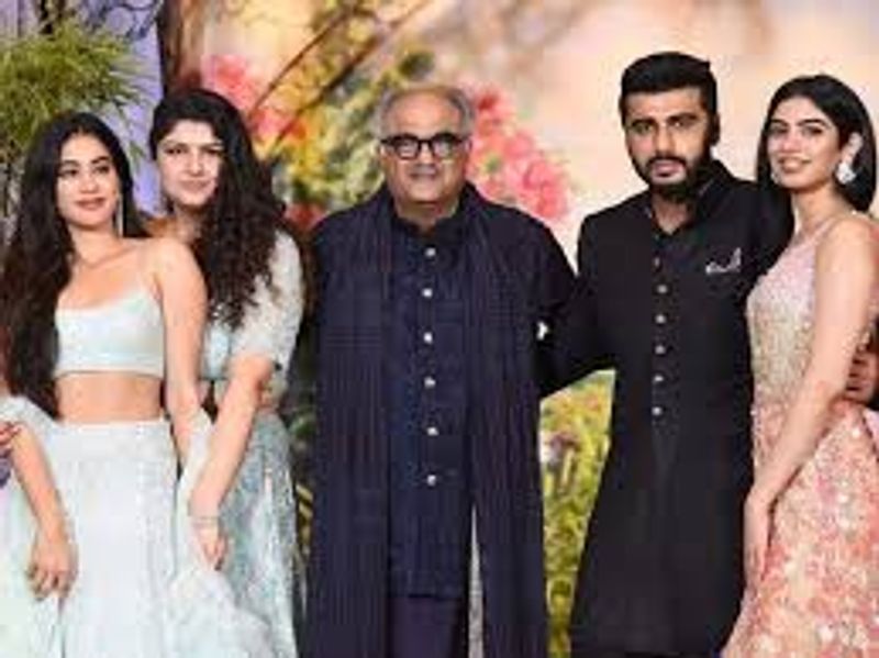 বনি কাপুর প্রথমে বিয়ে করেছিলেন মোনা কাপুরকে। তাঁদের ছিল দুই সন্তান। তেরো বছর সংসার করার পর বিবাহ বিচ্ছেদের সিদ্ধান্ত নিয়েছিলেন তিনি।