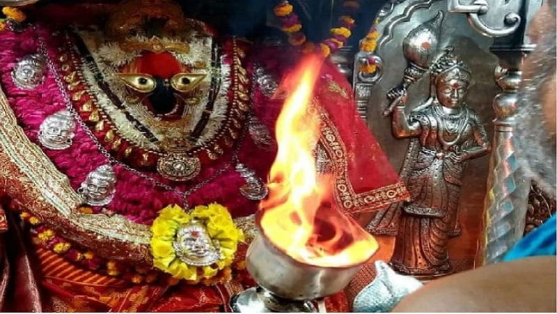 जागृत शक्तिपीठ है विंध्यवासिनी मंदिर
दुख में डूबे शिव ने सती के जलते हुए शरीर को उठाकर विनाश नृत्य किया। इसे रोकने के लिए विष्णु ने सुदर्शन चक्र का इस्तेमाल कर सती की देह के टुकड़े कर दिए थे। ऐसे में जहां-जहां सती के शरीर के अंग गिरे, वो स्थान शक्तिपीठ बन गए। शक्तिपीठों के स्थानों और संख्या को लेकर ग्रंथों में अलग बातें कही गई हैं। कहीं 51 तो कहीं 52 शक्तिपीठों की बात कही गई है।इन्हीं शक्तिपीठों में से एक है विंध्यवासिनी मंदिर, जिसे जागृत शक्तिपीठ भी माना जाता है। 