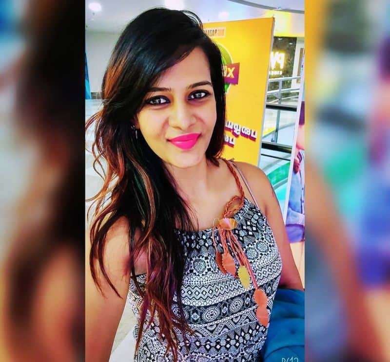 actress meera mithun abusing moping photo and twit viral