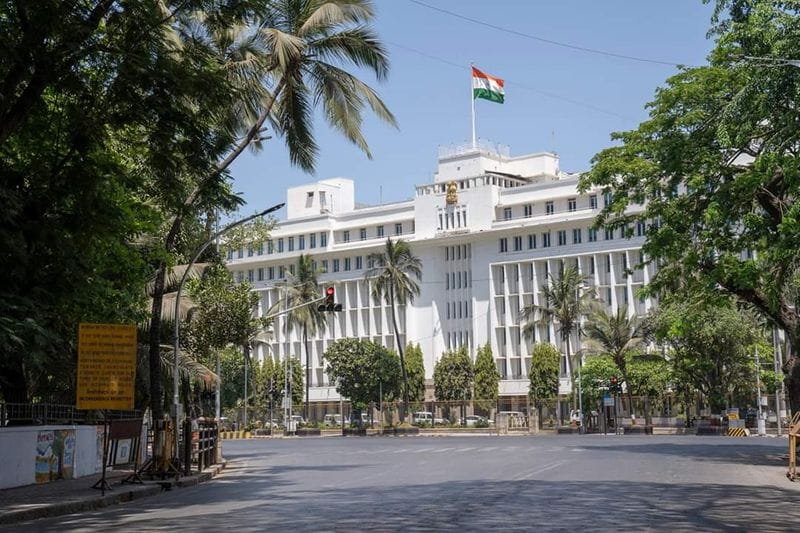 Everything stopped showing the first day of lockdown in Mumbai kps