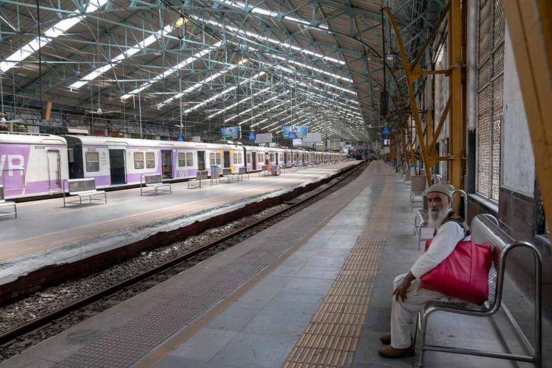 Everything stopped showing the first day of lockdown in Mumbai kps