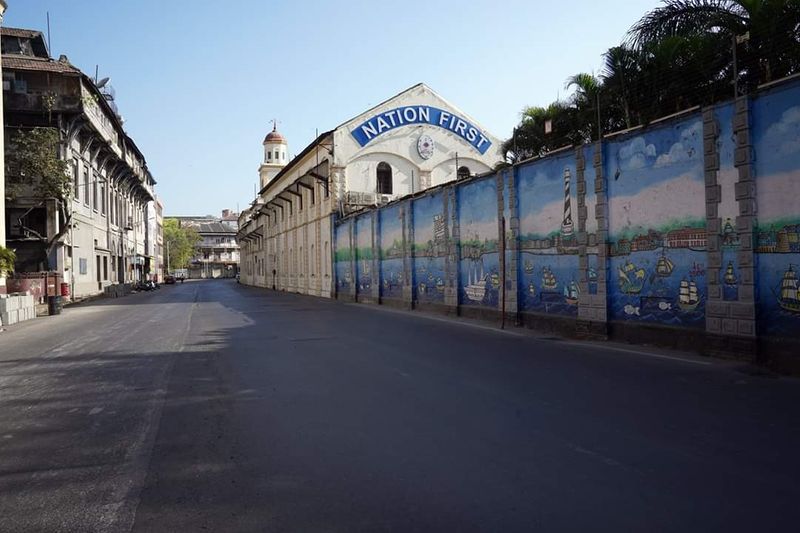 Everything stopped showing the first day of lockdown in Mumbai kps