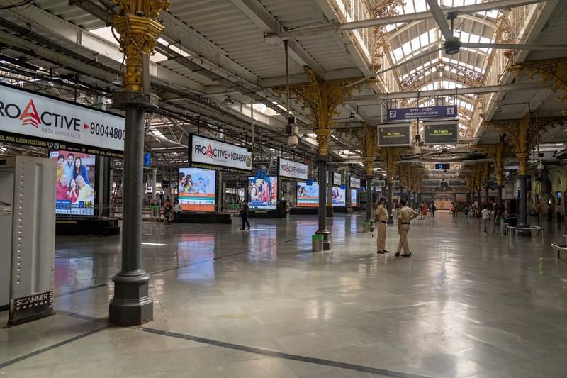 Everything stopped showing the first day of lockdown in Mumbai kps