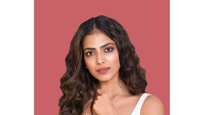 Master Heroine Malavika Mohanan Hot Bed Room Selfie Going Viral Master Heroine Malavika Mohanan Hot Bed Room Selfie Going Viral