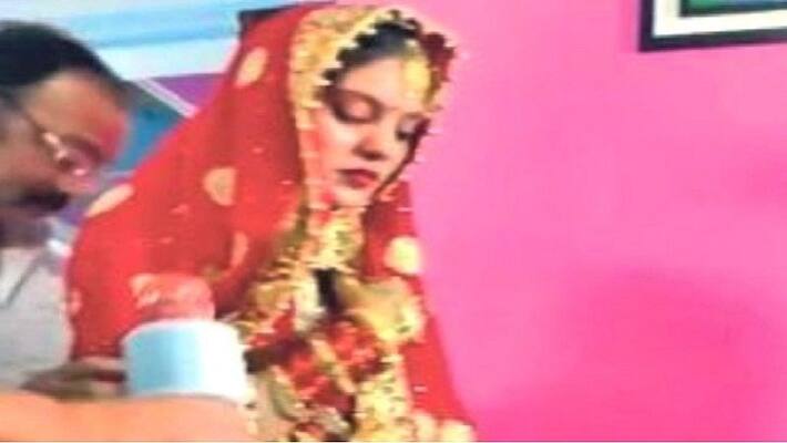 Amidst the lockdown, the groom from UP married the groom from Bihar via video conferencing asa Amidst the lockdown, the groom from UP married the groom from Bihar via video conferencing asa