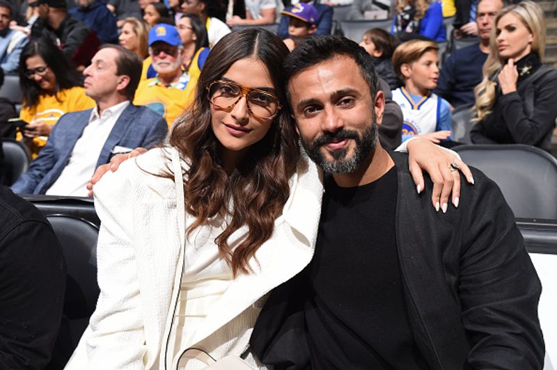 Bollywoo Sonam kapoor respons to pakistan fan about Hinduism goes viral