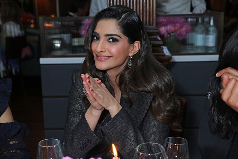 Bollywoo Sonam kapoor respons to pakistan fan about Hinduism goes viral