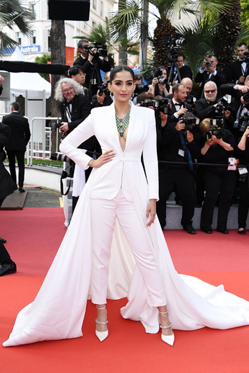 Bollywoo Sonam kapoor respons to pakistan fan about Hinduism goes viral
