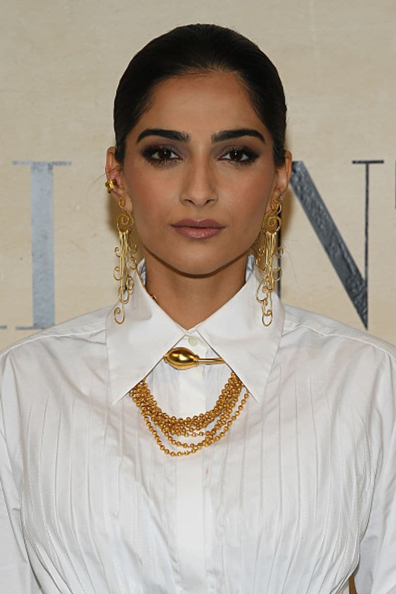 Bollywoo Sonam kapoor respons to pakistan fan about Hinduism goes viral