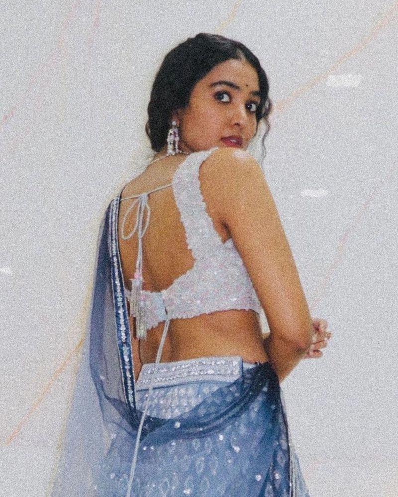 (Courtesy:Instagram)టాలీవుడ్ లో హీరోయిన్లుగా ఎదిగేందుకు రాజశేఖర్ ఇద్దరు కుమార్తెలు శివాని, శివాత్మిక ప్రయత్నిస్తున్నారు.