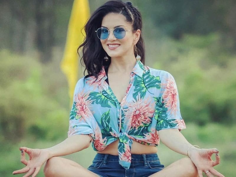 Sunny Leone made her Bollywood debut in Pooja Bhatt’s Jism 2. Along with this, she also featured in movies like Ragini MMS 2, Jackpot, Ek Paheli Leela, and more.