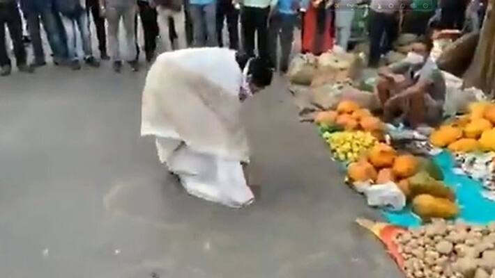 Mamata Banerjee draws line to maintain social distancing Mamata Banerjee draws line to maintain social distancing