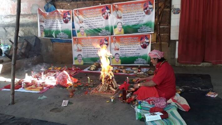 TMC leadership organises special worship at Tarapith to stop the spread of Coronavirus in the state. TMC leadership organises special worship at Tarapith to stop the spread of Coronavirus in the state.