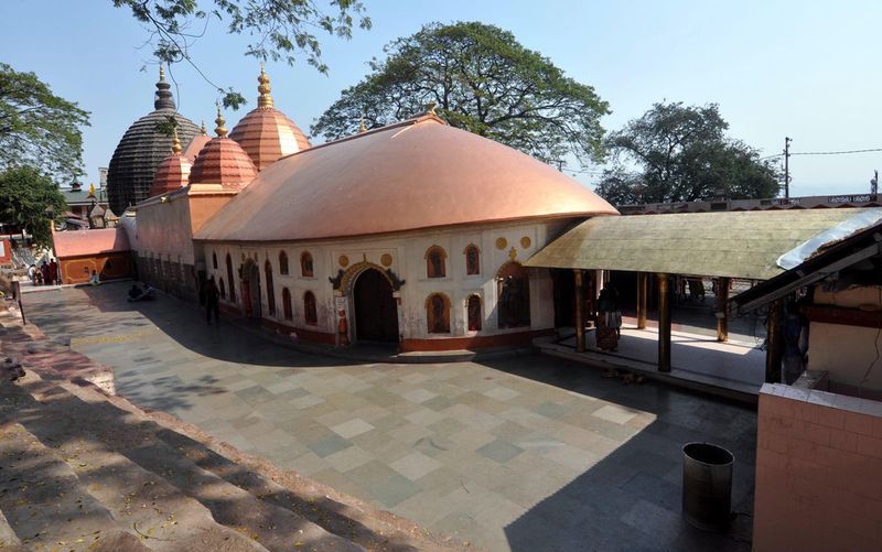 সেখানকার স্থানীয় মানুষের বিশ্বাস প্রতি বছর এই সময়ে দেবী ঋতুমতী হন। তাই অম্বুবাচীর সময়ে তিন দিন মন্দিরের দরজা বন্ধ থাকে।